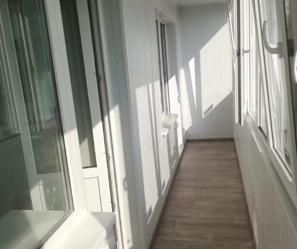 Функции и дизайн двойной балконной двери