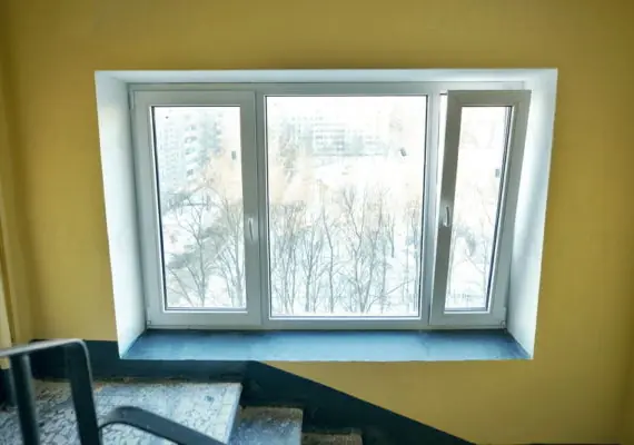 Остекление подъезда в жилом доме Художников 14